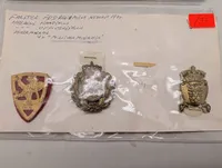 Samling af 7 danske militære emblemer og mærker