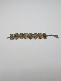 Antik Mellemøstlig Panelarmbånd i Messing med Symbolske Motiver