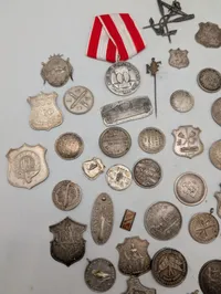 Samling af antikke danske medaljer, emblemer og foreningstegn