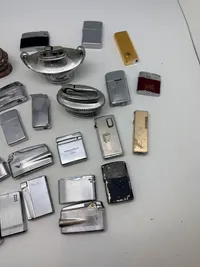 Samling af 25 vintage lightere, herunder Zippo, Ronson og bordlightere