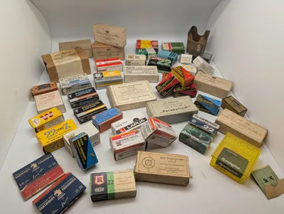 Stor samling af vintage ammunitions æsker tomme fra diverse producenter