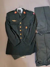Dansk Forsvaret M/69 Tjenesteuniform med faldskærmsemblemer