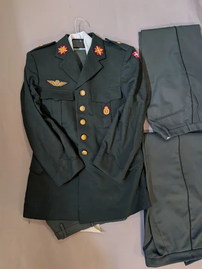 Dansk Forsvaret M/69 Tjenesteuniform med faldskærmsemblemer