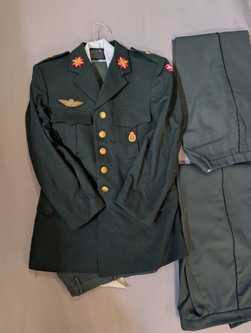 Dansk Forsvaret M/69 Tjenesteuniform med faldskærmsemblemer