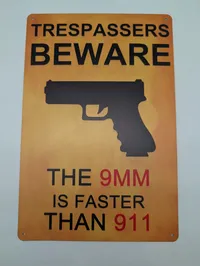 Metalskilt med teksten Trespassers Beware The 9mm Is Faster Than 911