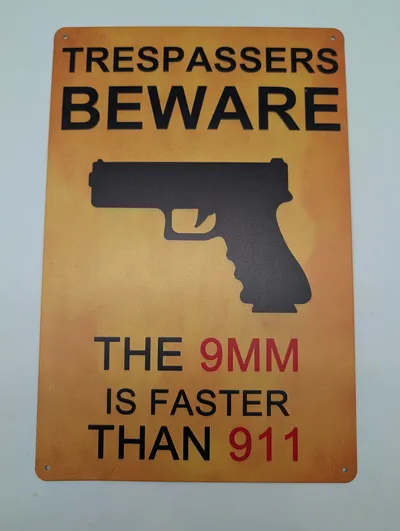 Metalskilt med teksten Trespassers Beware The 9mm Is Faster Than 911