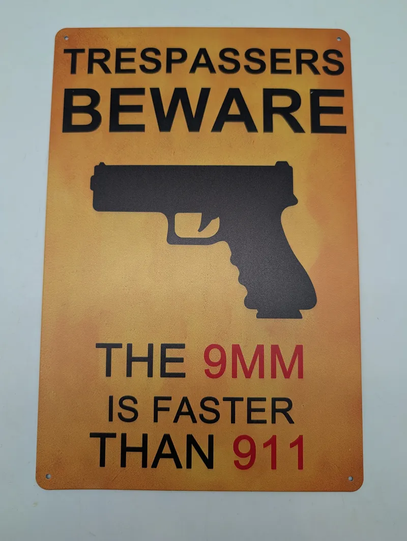 Metalskilt med teksten Trespassers Beware The 9mm Is Faster Than 911