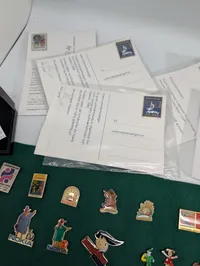 Samling af danske Julemærke-pins og emaljeemblemer