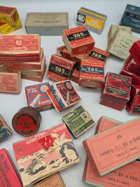 Stor samling af antikke og vintage ammunitionsæsker fra diverse producenter Tomme 