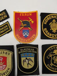 Samling af 7 danske brandvæsen- og ambulance-stofmærker