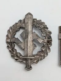 Samling af tyske militære og politiske emblemer, efter 45 