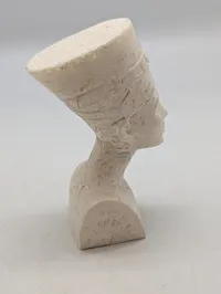 Egyptisk Nefertiti buste i udskåret hvid alabast