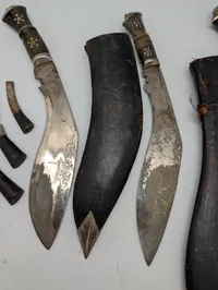 Tre  nepalesiske Kukri-knive med læderskeder og småknive