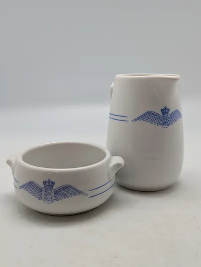 Dansk Militær Porcelæn, Flødekande og Sukkerskål med Flyvervåbnets Logo