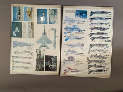 To indrammede plakater med militærfly-illustrationer og tekniske detaljer SENDES IKKE 