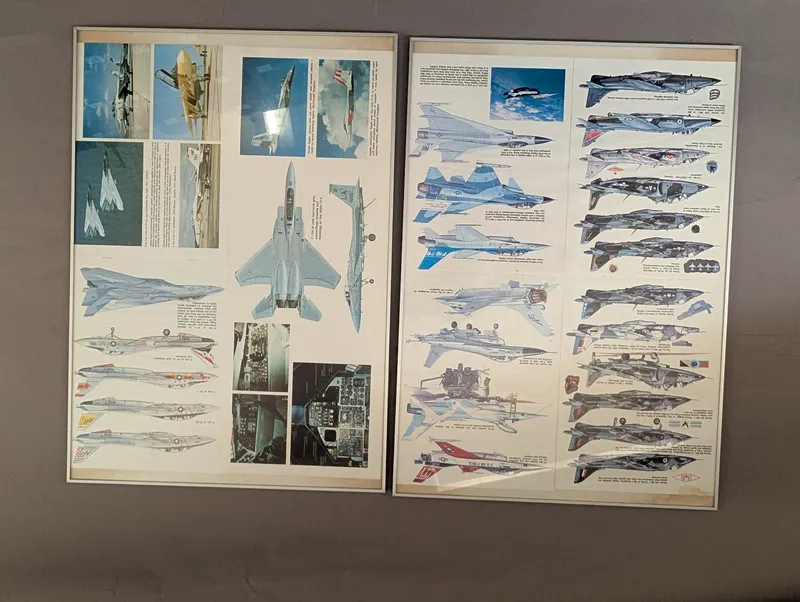 To indrammede plakater med militærfly-illustrationer og tekniske detaljer SENDES IKKE 