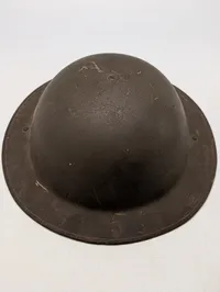 Belgisk M1949 Brodie-type militærhjelm med flagmærkat