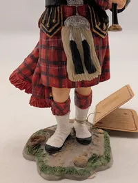 Skotsk Sækkepibespiller Figur i Traditionel Kilt