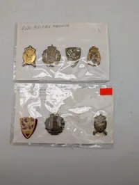 Samling af 7 danske militære emblemer og mærker