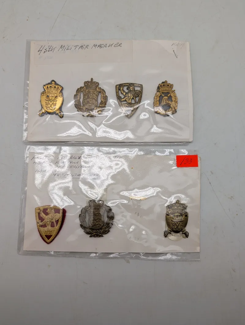 Samling af 7 danske militære emblemer og mærker