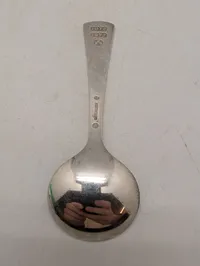 Georg Jensen jubilæumsske i sterlingsølv, designet af Henning Koppel