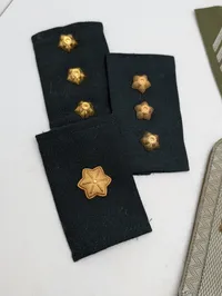 Samling af danske militære distinktioner og skulderstropper