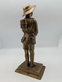 Bronze-figur af en Gurkha-soldat med riffel