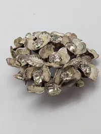 Vintage Sølvtonet Blomsterbroche med Klare Rhinsten