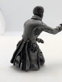 Støbt tinfigur af knælende soldat i historisk uniform
