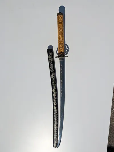 Japansk Wakizashi med udskåret benskalte og dekoreret skede, dekoration