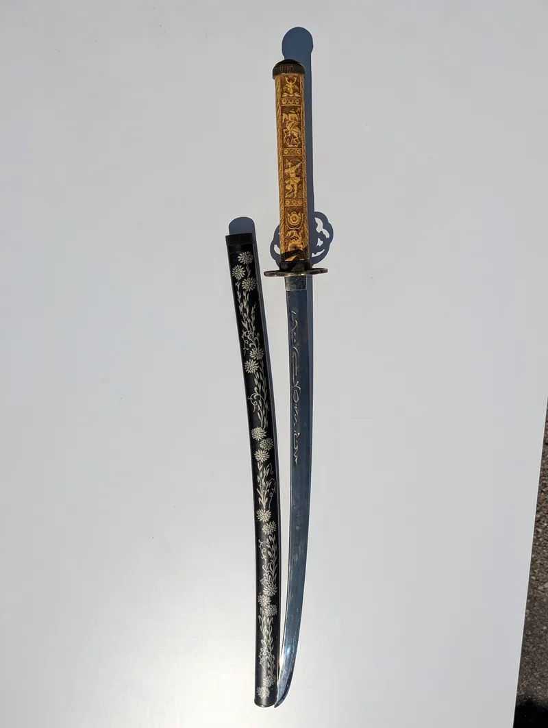 Japansk Wakizashi med udskåret benskalte og dekoreret skede, dekoration