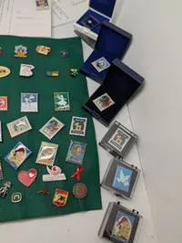 Samling af danske Julemærke-pins og emaljeemblemer