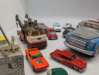 Samling af vintage modelbiler og legetøjskøretøjer