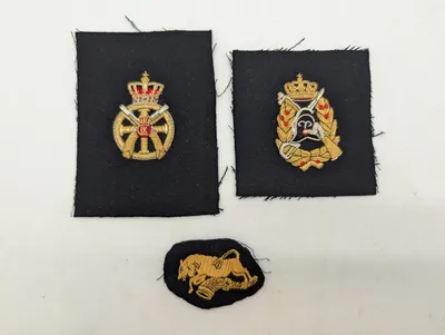 Tre danske militære stofmærker i guldtrådsbroderi