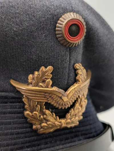 Vesttysk Luftwaffe Officerskasket med Kokarde og Vingemærke