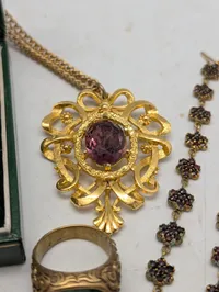 Flora Danica og vintage smykkesæt med halskæder og ring