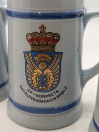 Tre danske militære krus fra Hærens Officersskole og CF-Korpset