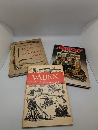 Samling af tre militærhistoriske bøger om våben og militaria