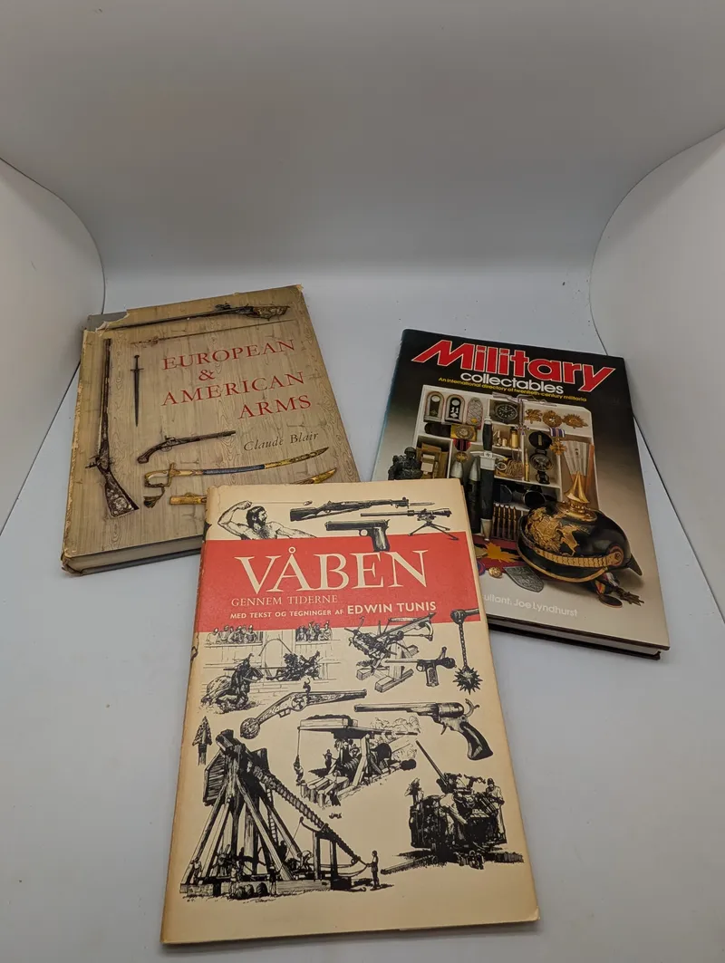 Samling af tre militærhistoriske bøger om våben og militaria