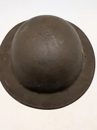 Belgisk M1949 Brodie-type militærhjelm med flagmærkat