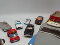 Samling af vintage modelbiler og legetøjskøretøjer