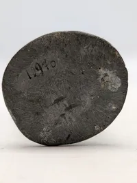 Metal figur i form af Frihedskæmper fra Maj 1945