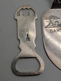 Dansk sølvplet kagespade og oplukker med lurerblæsere