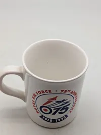 To vintage kaffekrus med flymotiver, herunder Royal Air Force 75 års jubilæum