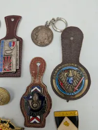 Samling af franske militære insignier, pins og nøgleringe