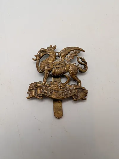 The Buffs (Royal East Kent Regiment) kasketemblem i messing