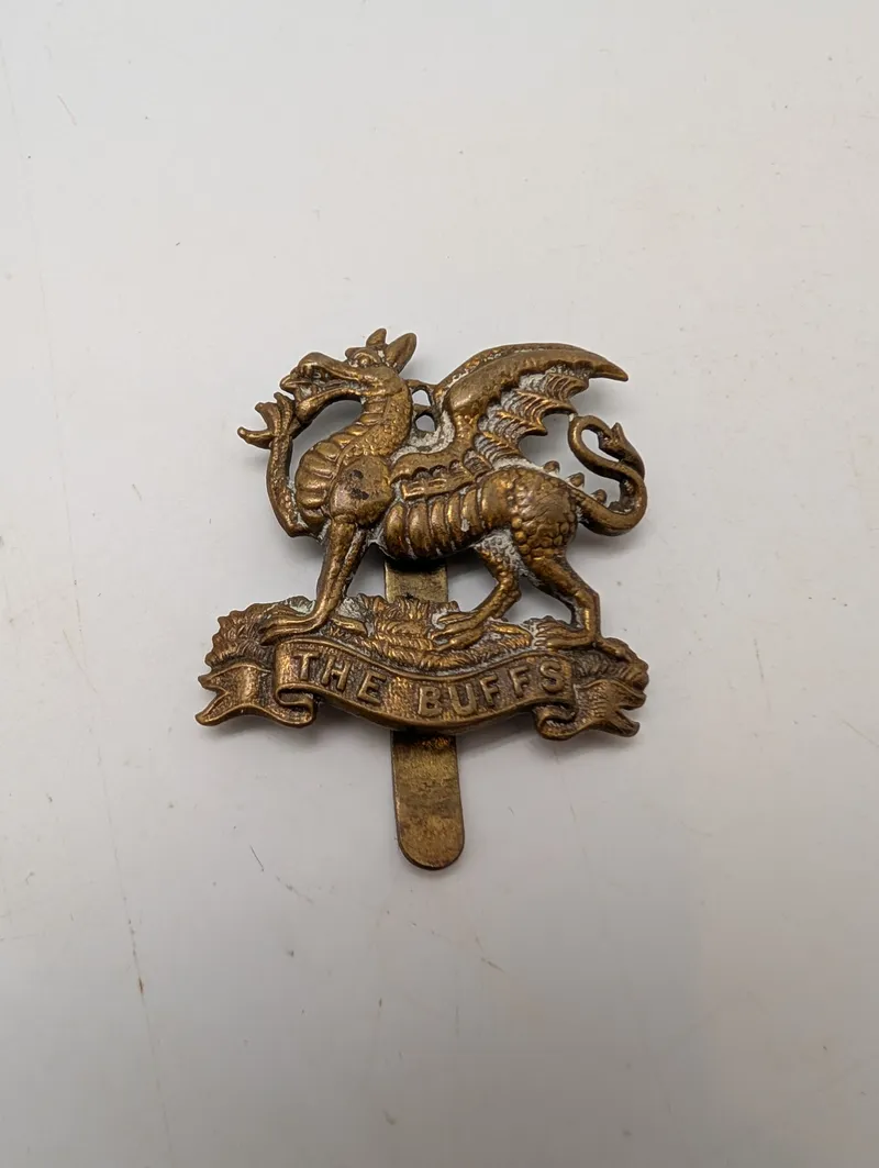 The Buffs (Royal East Kent Regiment) kasketemblem i messing