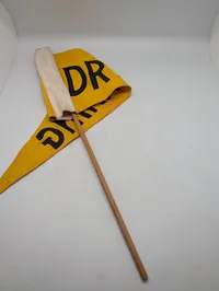 Dansk Udrykningsflag i Gul Tekstil med Sort Broderi
