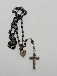 Vintage katolsk rosenkrans med sorte perler og krucifiks