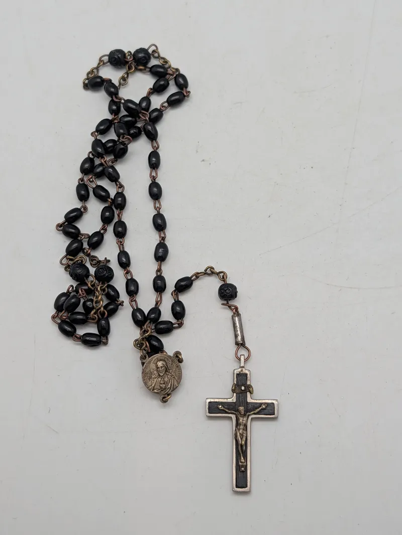 Vintage katolsk rosenkrans med sorte perler og krucifiks